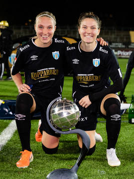 Göteborgs Emma Koivisto och Natalia Kuikka  jublar med