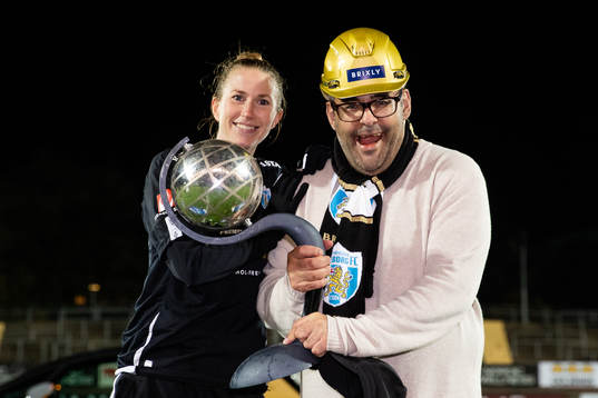 Göteborgs Emma Berglund och supportern Adde jublar med