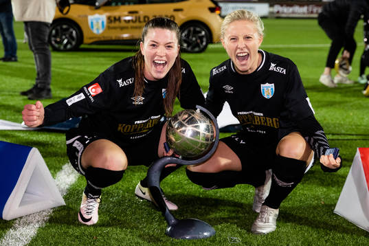 Göteborgs Pauline Hammarlund och Rebecka Blomqvist  jublar