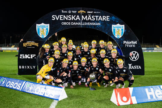 Göteborgs spelare jublar med Kronprinsessan Victorias pokal