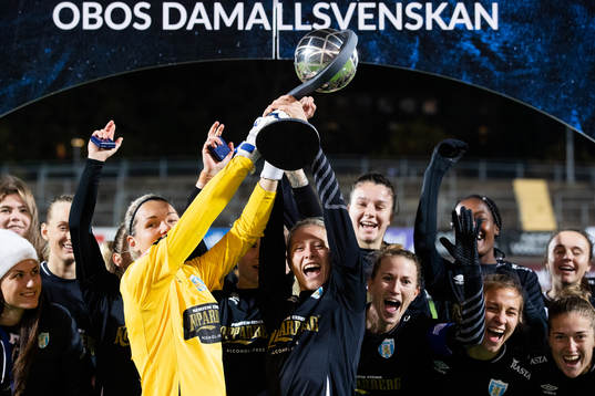 Göteborgs målvakt Jennifer Falk och Rebecka Blomqvist