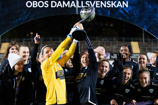 Göteborgs målvakt Jennifer Falk och Rebecka Blomqvist