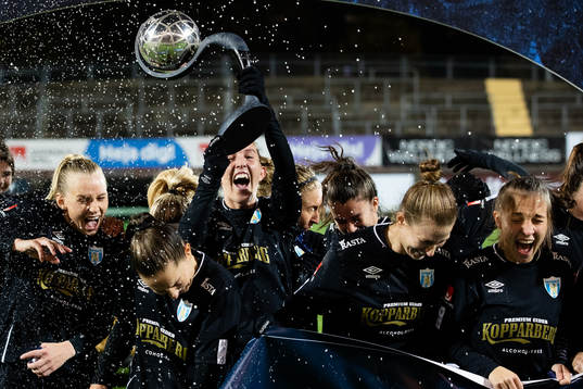 Göteborgs spelare jublar med Kronprinsessan Victorias pokal