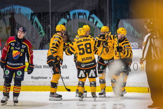 Skellefteås Darren Nowick jublar med lagkamrater