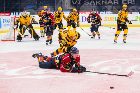 Skellefteås Darren Nowick och Djurgårdens William Eklund