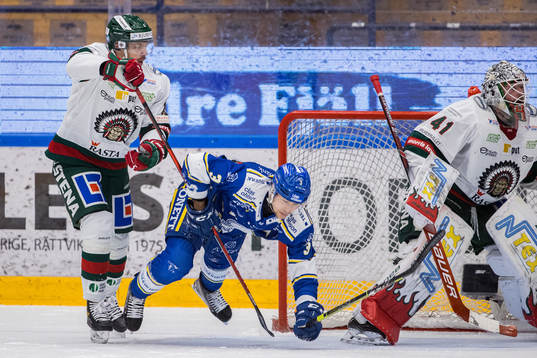 Leksands August Berg oroar mot Frölundas Filip Johansson
