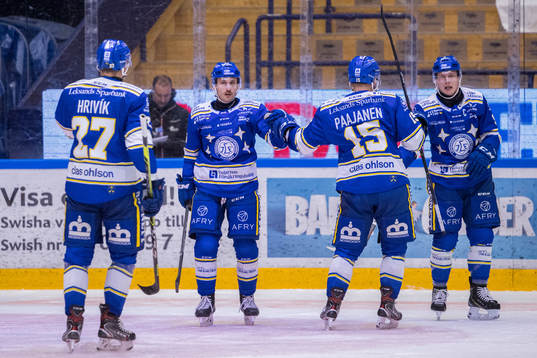Leksands Carter Camper jublar med lagkamrater