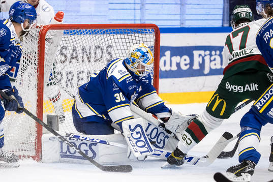 Leksands målvakt Janne Juvonen räddar chans från