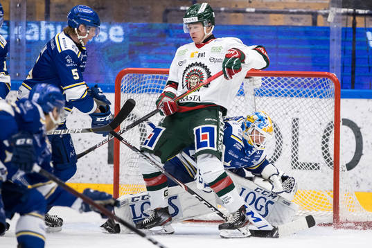 Frölundas Viktor Ekbom och Leksands Calle Själin framför