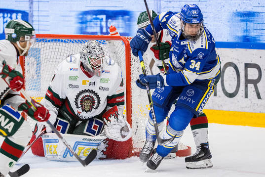 Leksands Peter Cehlarik oroar vid Frölundas målvakt