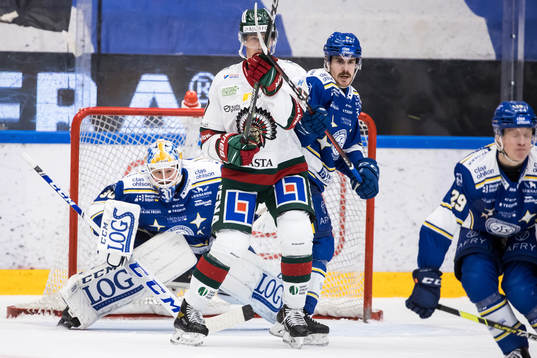 Frölundas Robin Alvarez och Leksands Matt Caito framför
