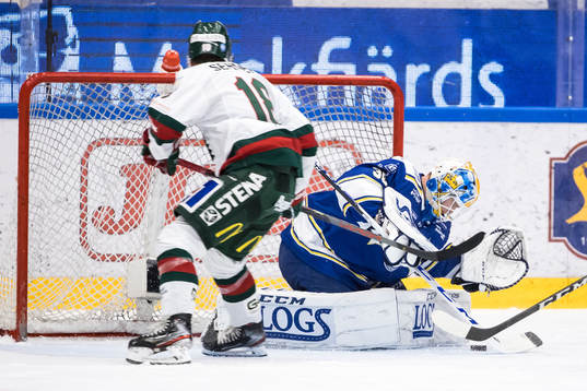 Leksands målvakt Janne Juvonen räddar chans från