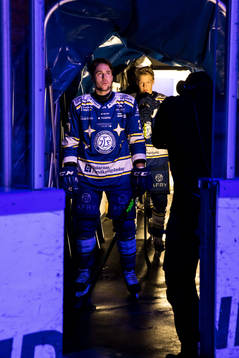 Leksands August Berg innan ishockeymatchen i SHL mellan
