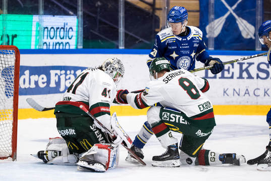 Leksands Emil Heineman och Frölundas Viktor Ekbom framför