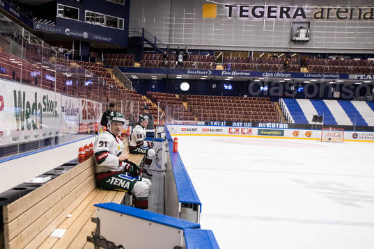 Frölundas Nicklas Lasu och Jesper Sellgren i båset
