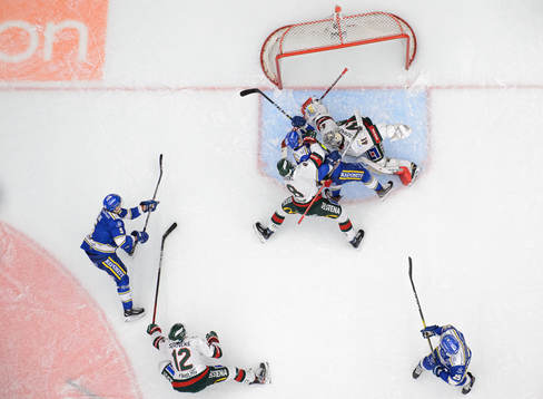 Leksands Calle Själin och Marek Hrivík oroar framför