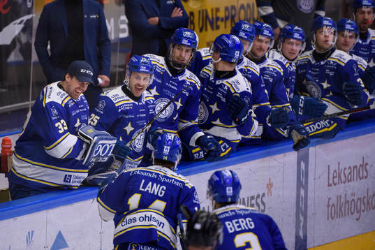 Leksands målvakt Axel Brage och Carter Camper jublar med