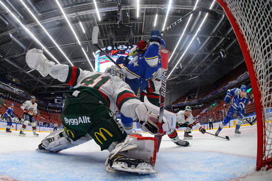 Leksands Calle Själin med ett mål bakom Frölundas