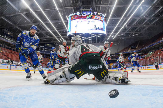 Leksands Jonas Ahnelöv, ej i bild, gör 4-0 bakom Leksands