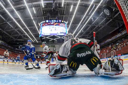 Leksands Oskar Lang , ej i bild, gör 3-0 bakom Leksands