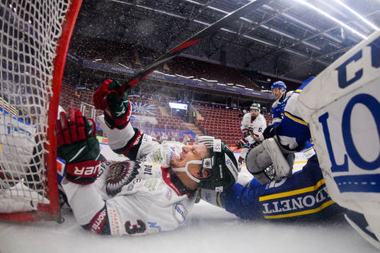 Frölundas Nicklas Lasu kolliderar med Leksands målvakt