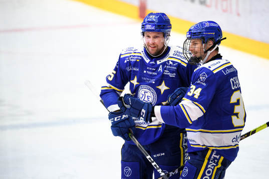 Leksands Jonas Ahnelöv jublar med Peter Cehlarik