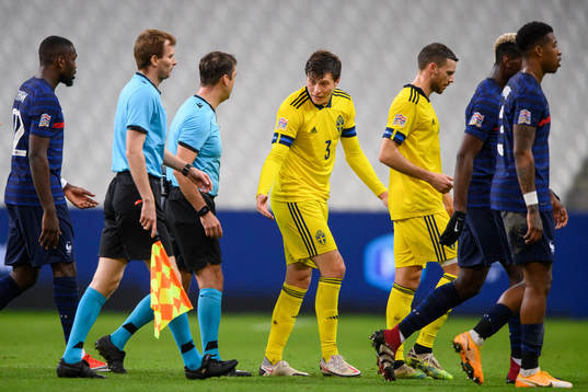Referee Aleksei Kulbakov and Victor Nilsson Lindelöf of