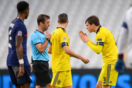 Referee Aleksei Kulbakov and Victor Nilsson Lindelöf of