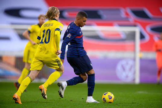 Emil Forsberg of Sweden and Kylian Mbappé of France