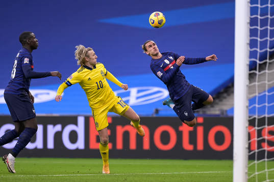 Emil Forsberg of Sweden and Antoine Griezmann of France