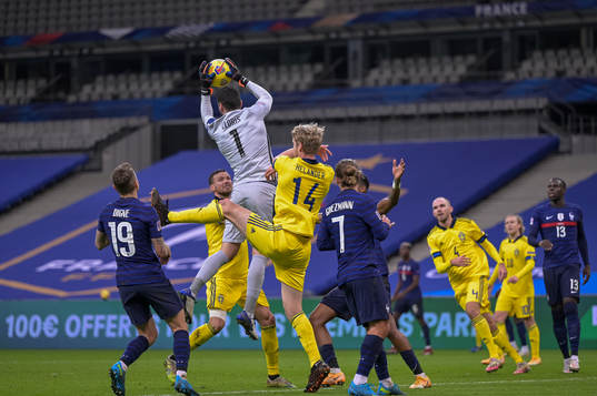 Marcus Berg and Filip Helander of Sweden against goalkeeper