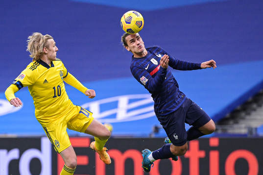 Emil Forsberg of Sweden and Antoine Griezmann of France