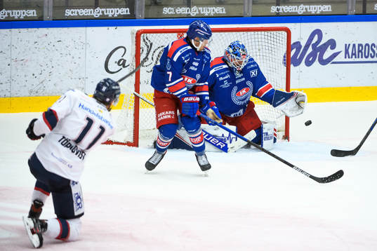 Linköpings Henrik Törnqvist provar skott mot Oskarshamns