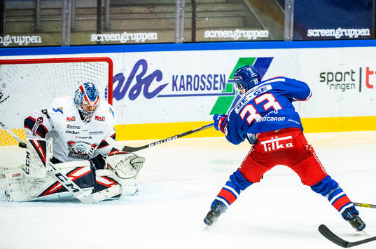 Oskarshamns Filiph Engsund och Linköpings målvakt Niklas