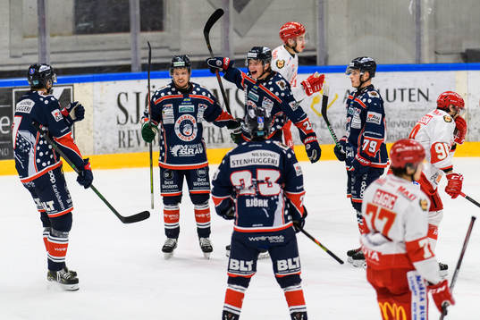 Mörrums Adam Bäckstrand jublar med lagkamrater