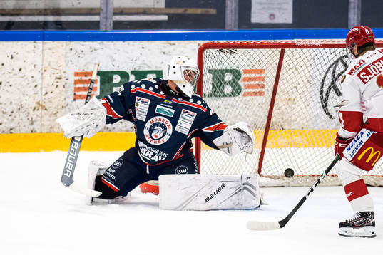 Mörrums målvakt Emil Cederlund ser pucken studsa ut
