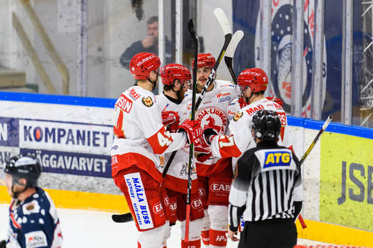 Trojas Kevin Karlsson jublar med lagkamrater