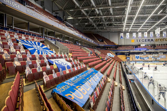 Läktaren med publikfigurer innan ishockeymatchen i SHL