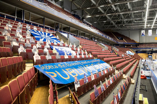Läktaren med publikfigurer innan ishockeymatchen i SHL