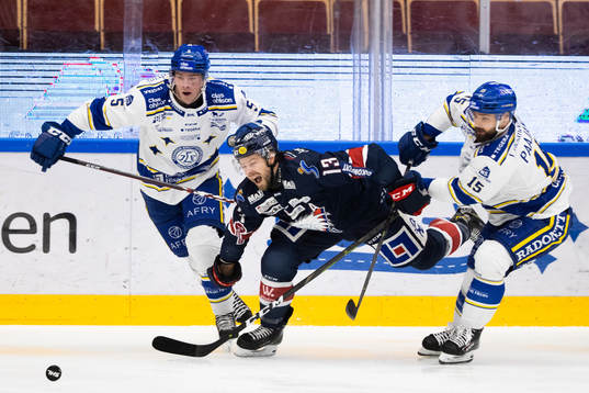 Leksands Calle Själin och Otto Paajanen i kamp om pucken