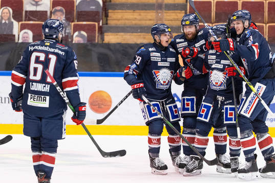 Linköpings Patrik Lundh jublar med lagkamrater
