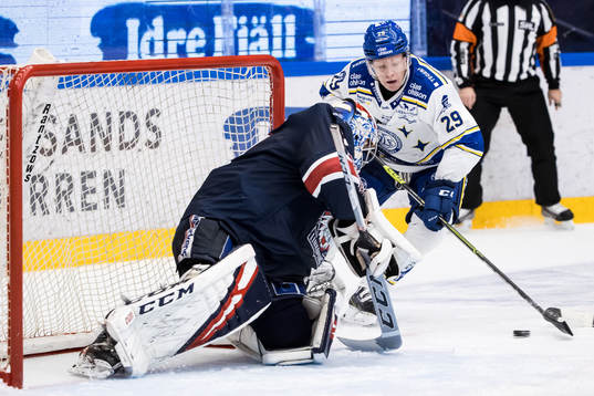 Leksands Emil Heineman oroar framför Linköpings målvakt