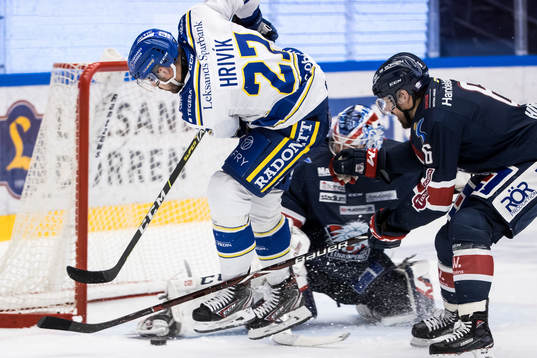 Leksands Marek Hrivík oroar framför Linköpings målvakt