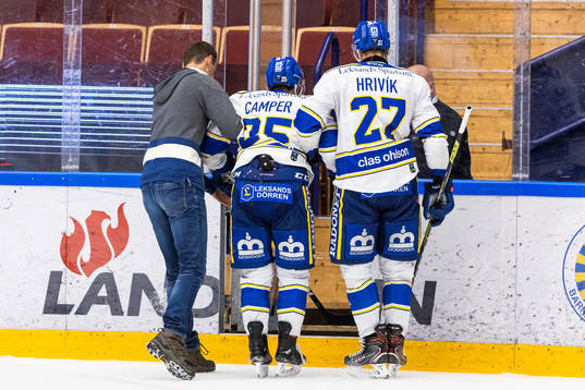 Leksands Carter Camper hjälps av isen av lagläkare och