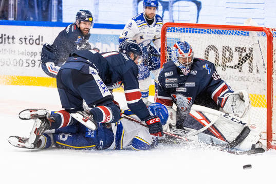 Linköpings Henrik Törnqvist och målvakt Niklas Lundström