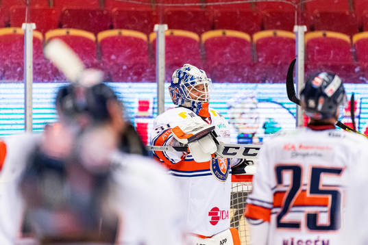 Växjös målvakt Erik Källgren jublar