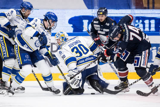 Leksands Peter Cehlarik och Leksands målvakt Janne Juvonen