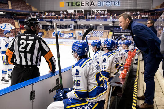 Leksands assisterande tränare Mikael Karlberg i samtal med