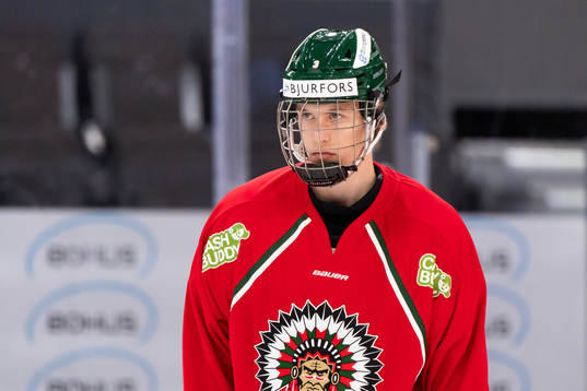 Frölundas Simon Edvinsson innan ishockeymatchen i SHL