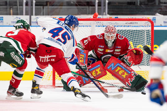 Oskarshamns Jan Ordos oroar framför Frölundas målvakt